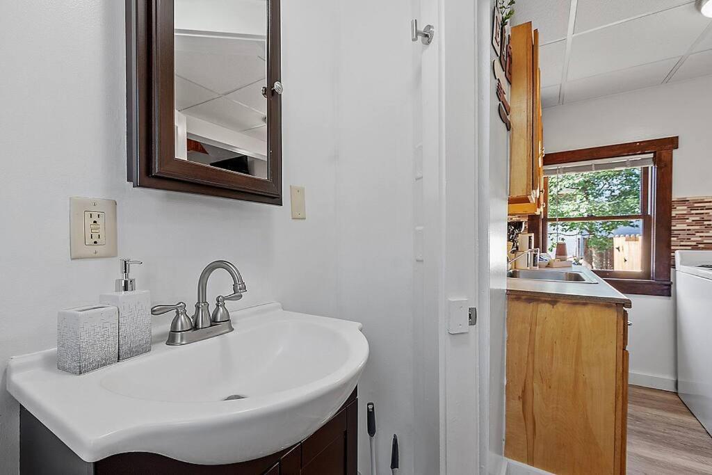 New!! Lovely Unit W/ Private Hot Tub And Patio! Laconia Exteriör bild