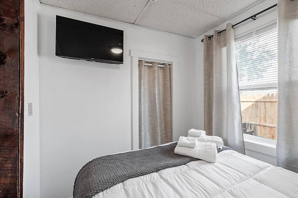 New!! Lovely Unit W/ Private Hot Tub And Patio! Laconia Exteriör bild
