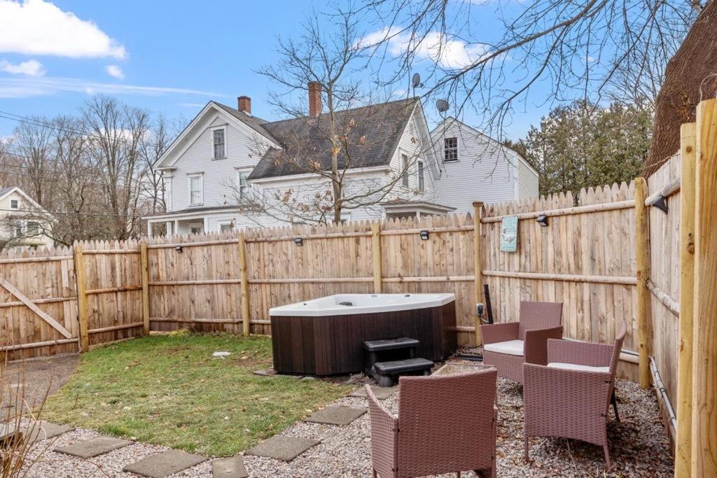 New!! Lovely Unit W/ Private Hot Tub And Patio! Laconia Exteriör bild