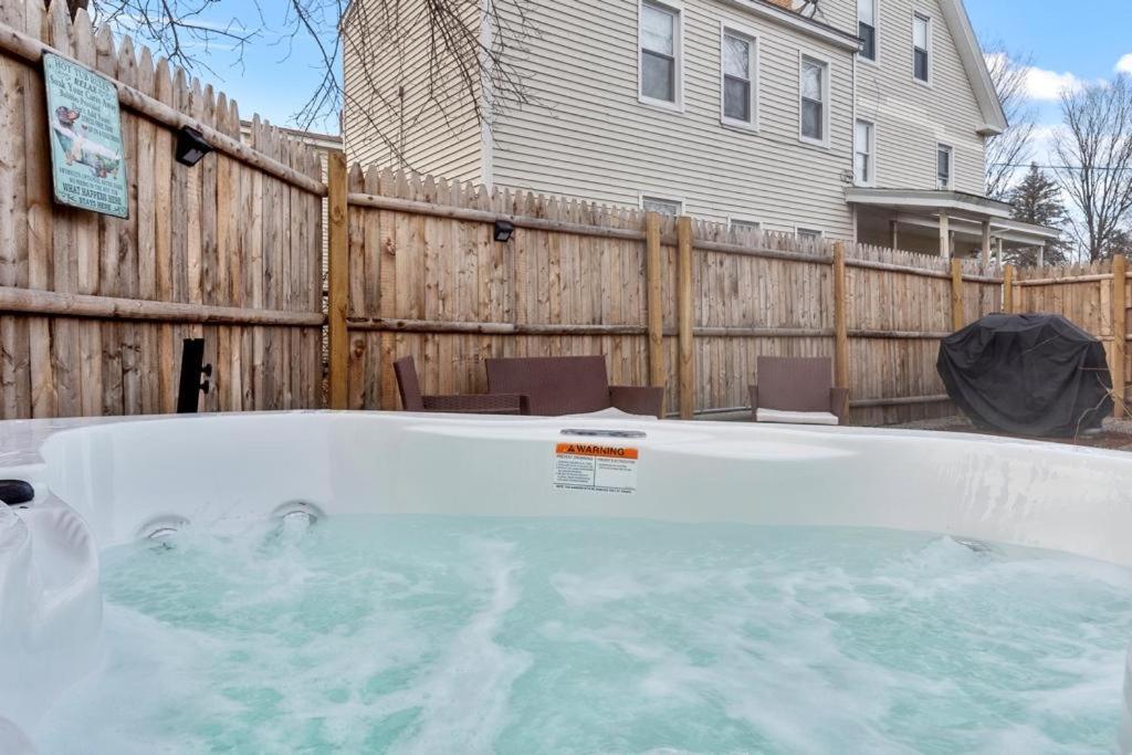 New!! Lovely Unit W/ Private Hot Tub And Patio! Laconia Exteriör bild